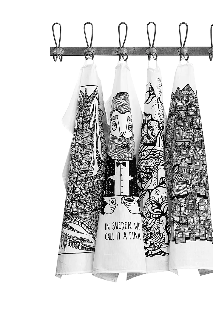 Fem vita k&ouml;kshanddukar med svartvita illustrationer h&auml;ngande p&aring; en krok.