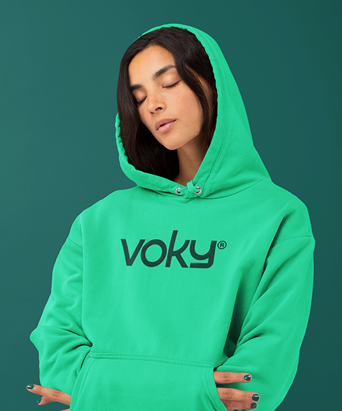 En kvinna i en ljusgrön hoodie med tryckt Voky-logga